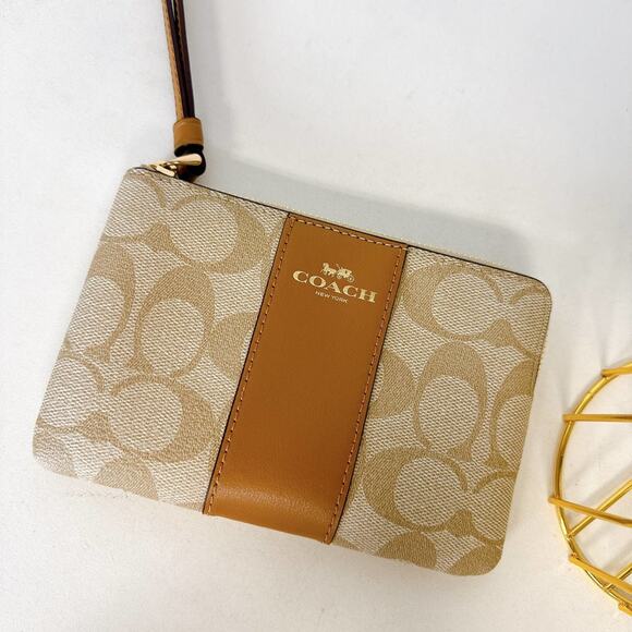 Coach 58035 Corner Zip Wristlet In Signature Canvas IN Lt Khaki - Picture 4 of 5